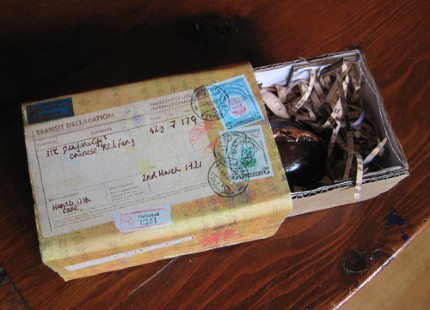 demodemo's Antique Mailing Box